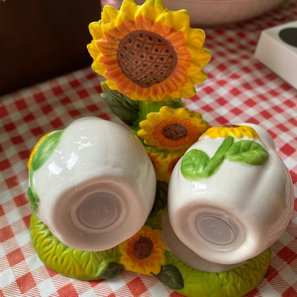 2/$25 Sunflower Vintage Salt & Pepper Shakers🌻 - Picture 3 of 5